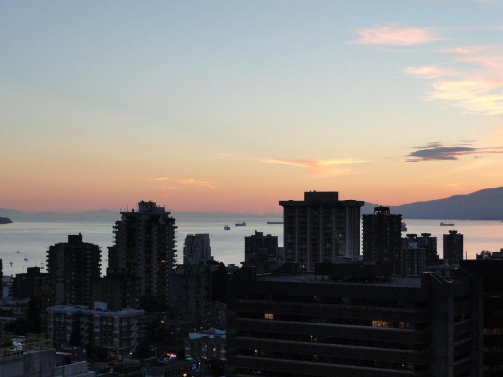Your Alternative To A Five Star Hotel - Premium Location Vancouver Exterior photo